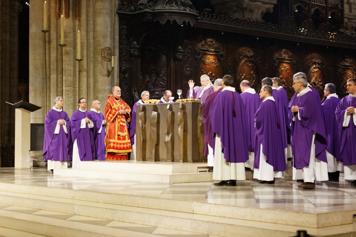 Messe à l'intention des victimes et de leurs proches et à (…). © Yannick Boschat / Diocèse de Paris.