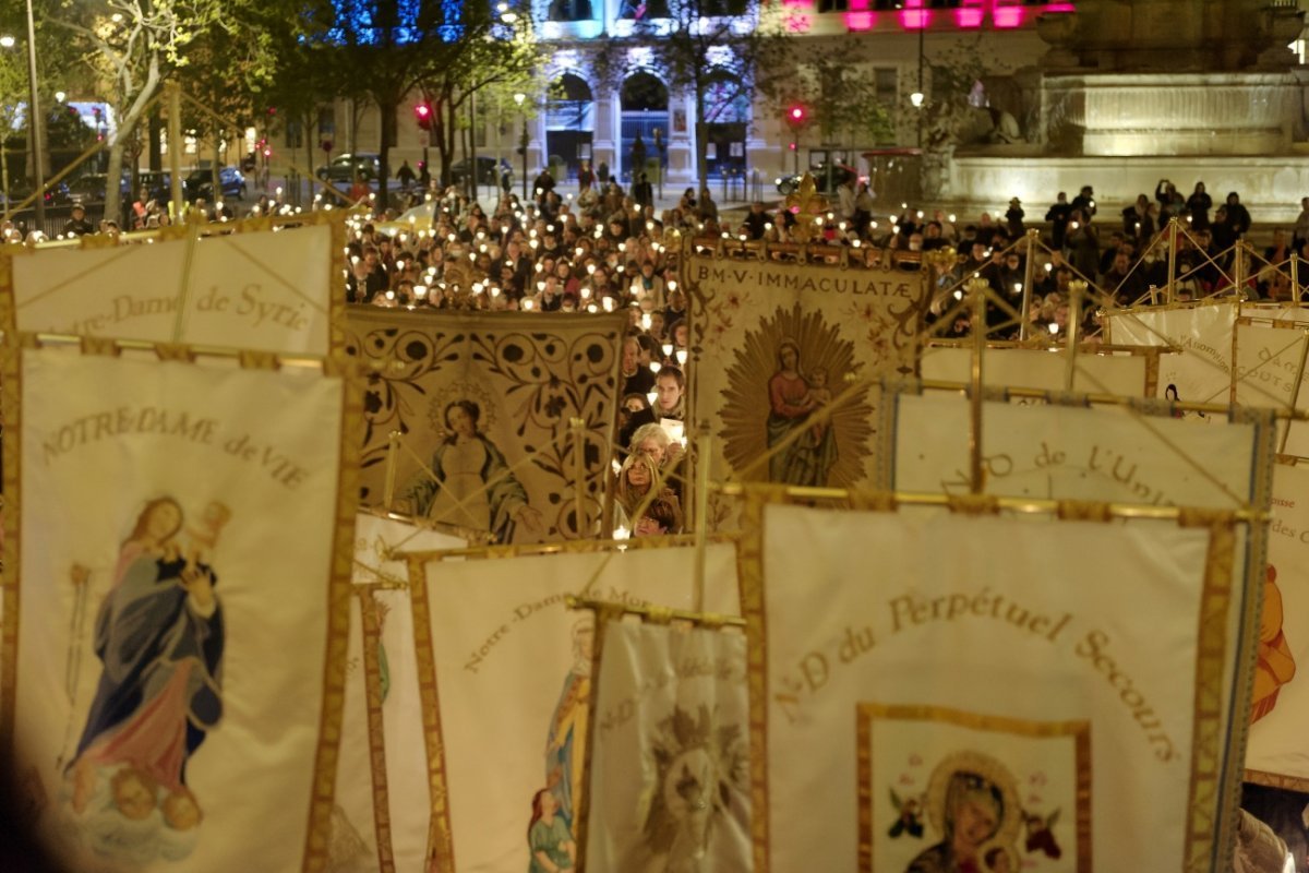 Procession mariale “Marcher avec Marie”. © Trung Hieu Do / Diocèse de Paris.