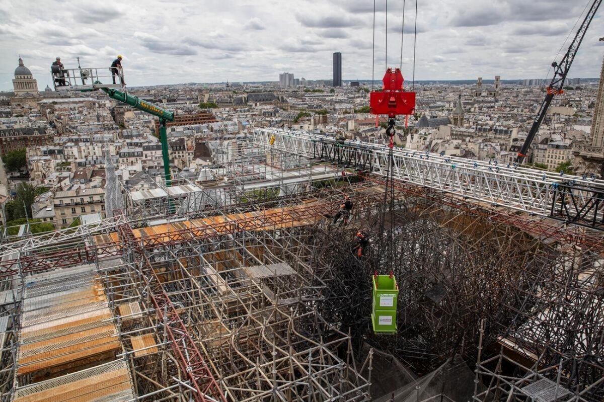 Guidés par les échafaudeurs depuis les nacelles, les cordistes retirent les (…). 8 juillet 2020 © D. R..