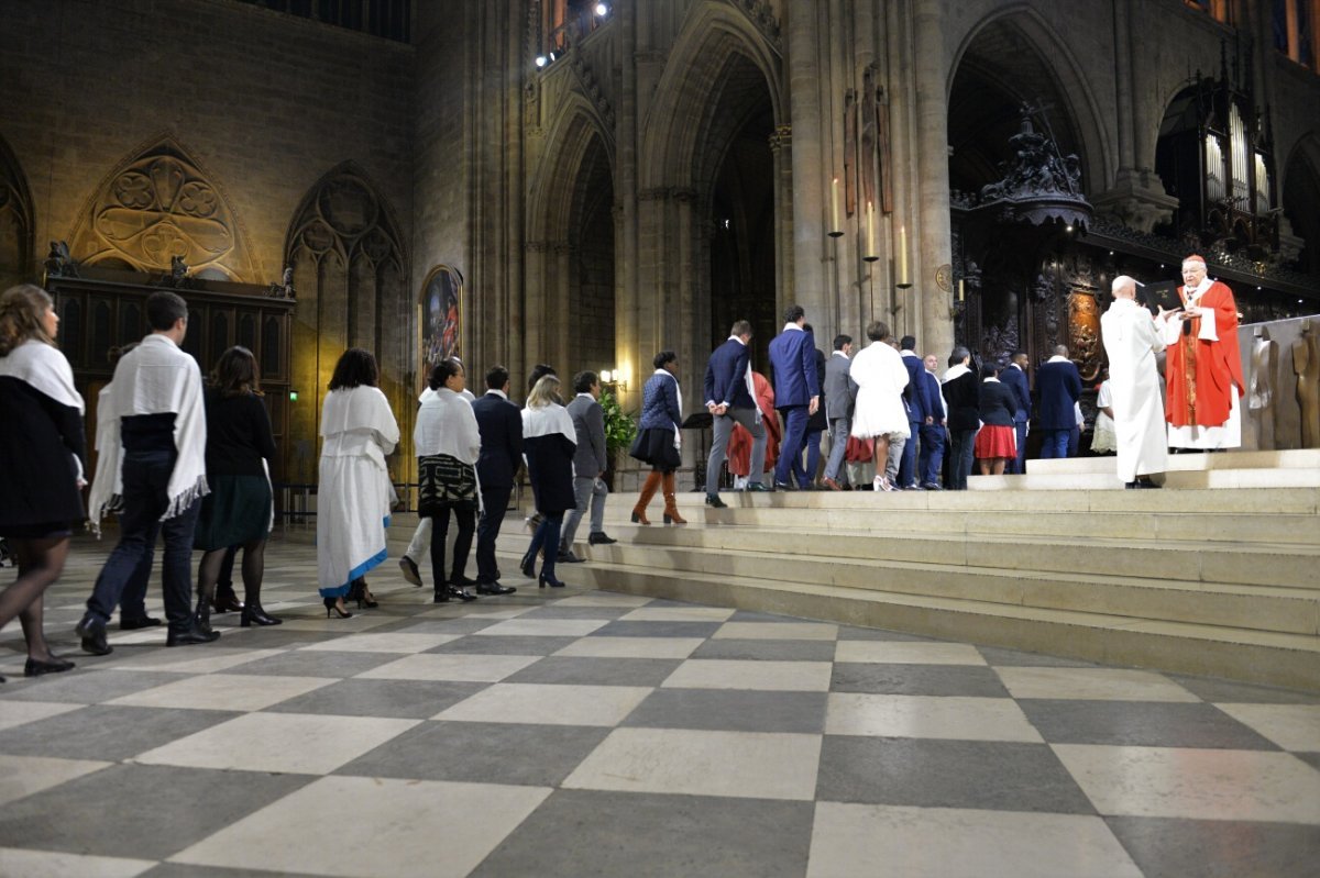 Les confirmands se signent avec l'eau bénite en mémoire de leur baptême. © Marie-Christine Bertin / Diocèse de Paris.