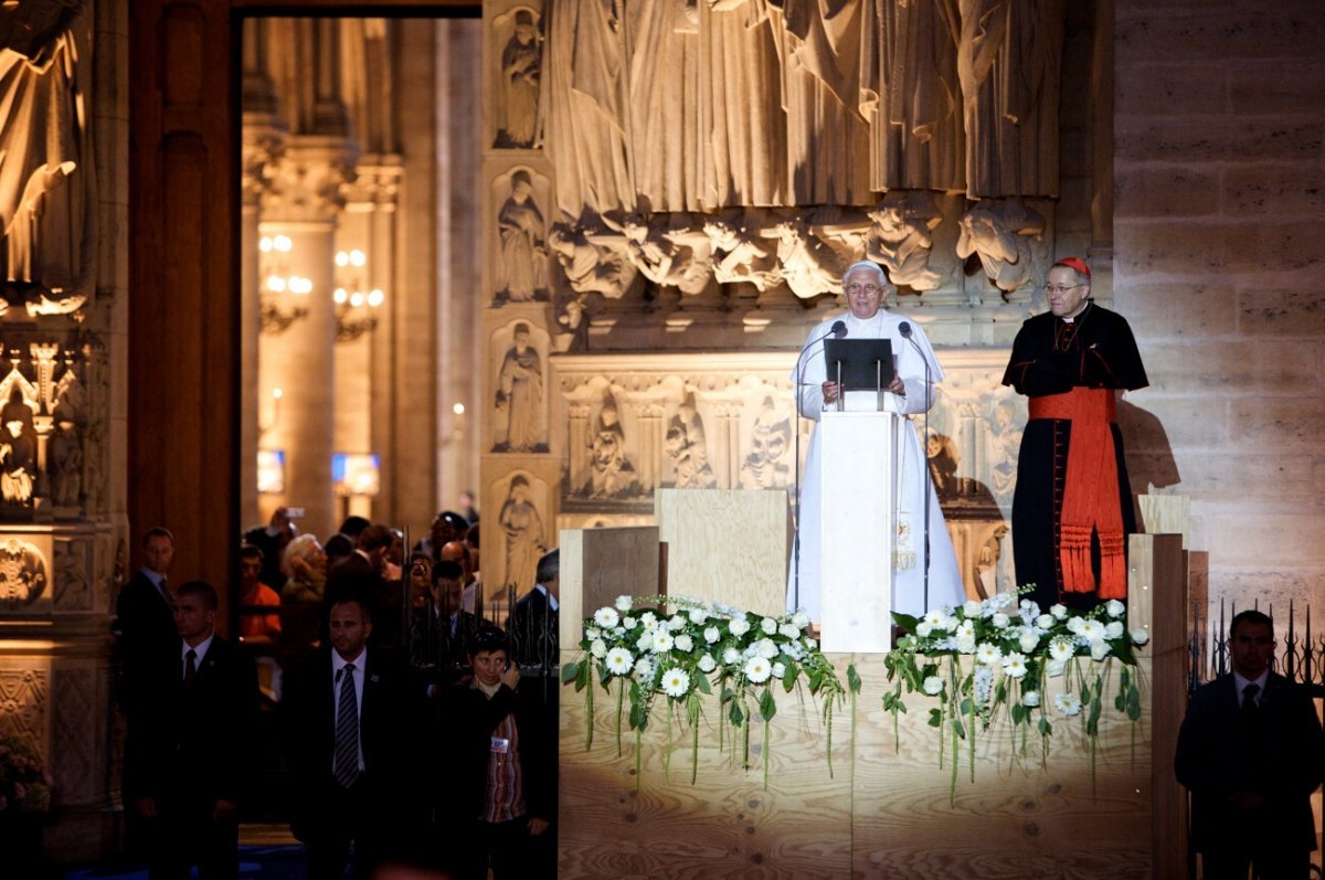 Benoît XVI avec les jeunes sur le parvis de Notre-Dame. Reproduction interdite. © CIRIC.