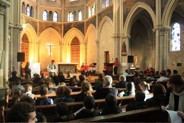 Mgr Michel Aupetit a accueilli les groupes à Saint-Joseph-Artisan. © Alban Rousseau.