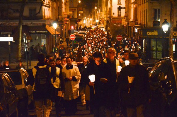 Une procession dans les rues en direction du Sacré-Cœur de Montmartre (18e). Photo Laurent Glaenzer 