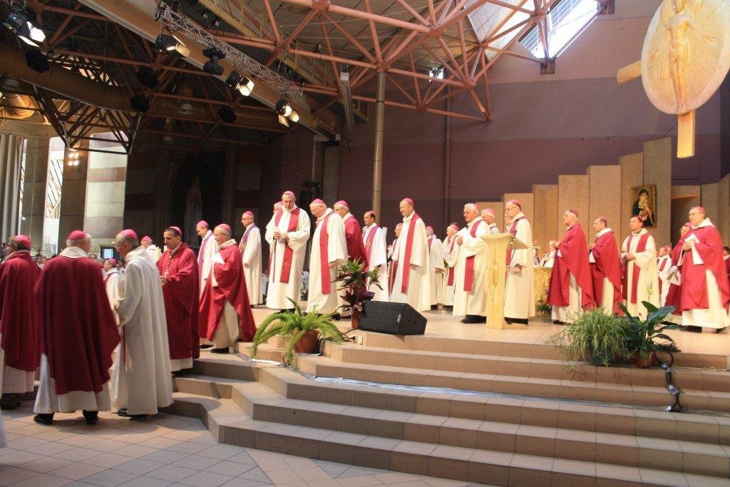 Après la messe conclusive au rassemblement, les participants étaient invités (…). © Ariane Rollier.