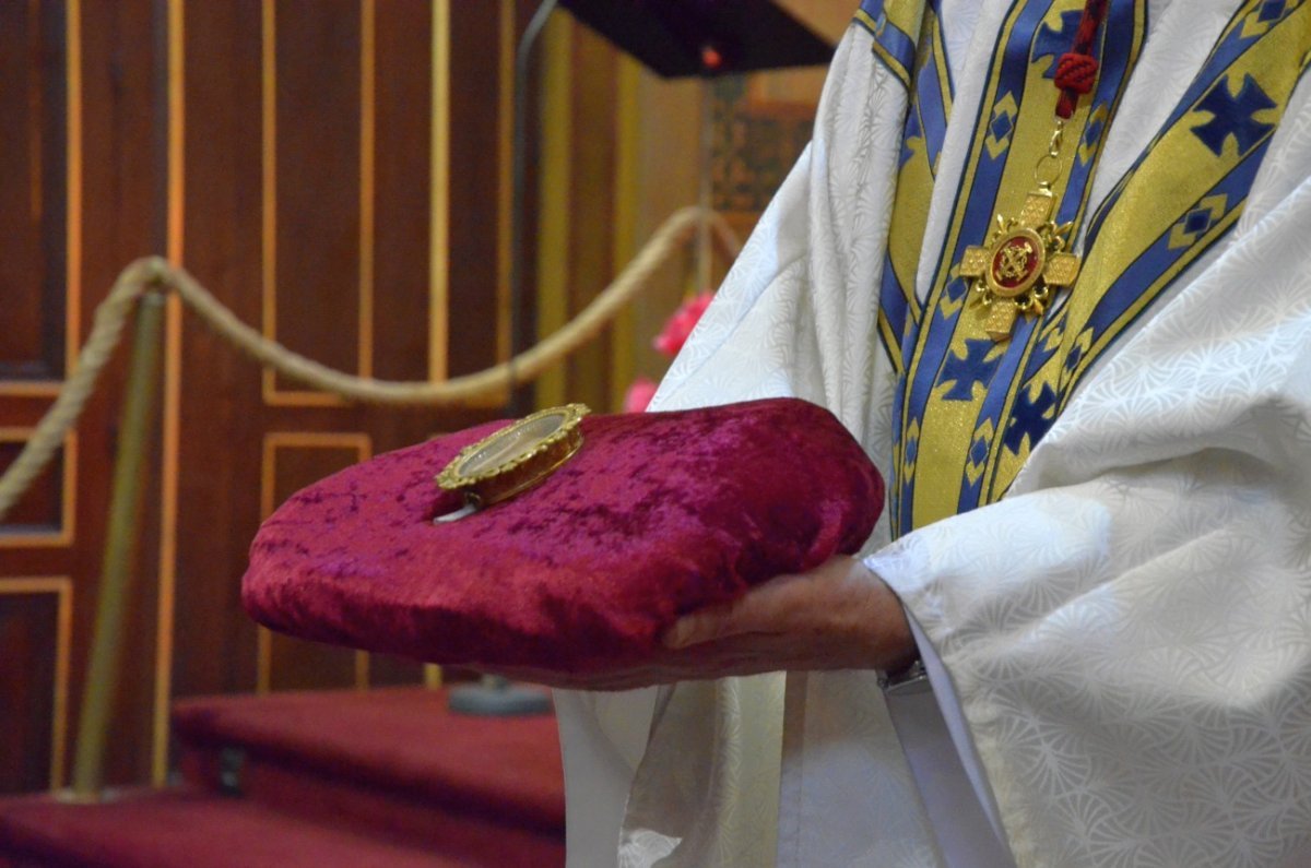 Vénération d'une relique de saint-Louis. © Michel Pourny / Diocèse de Paris.