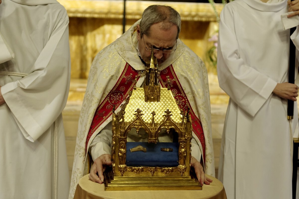 Accueil des reliques de sainte Geneviève à Saint-Léon (15e). © Trung Hieu Do / Diocèse de Paris.