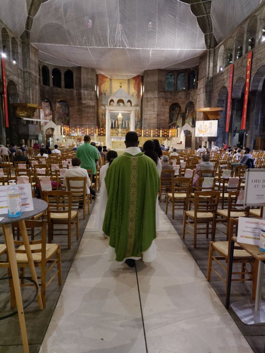 Repose de la croix restaurée au Saint-Esprit. © Yannick Boschat / Diocèse de Paris.