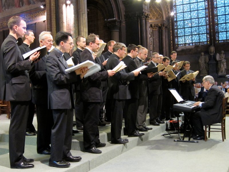 Juin 2010 : 30 prêtres chantent à Saint-Germain des Prés.. 