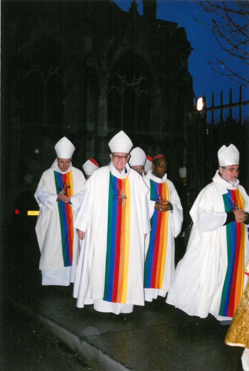 Procession. 18h20. Après les servants d'autel, les Chevaliers du Saint-Sépulcre, les séminaristes de Paris et les diacres, prêtres et évêques se mettent en ordre pour la procession, précédant Mgr (…) © Sylvain Sismondi.