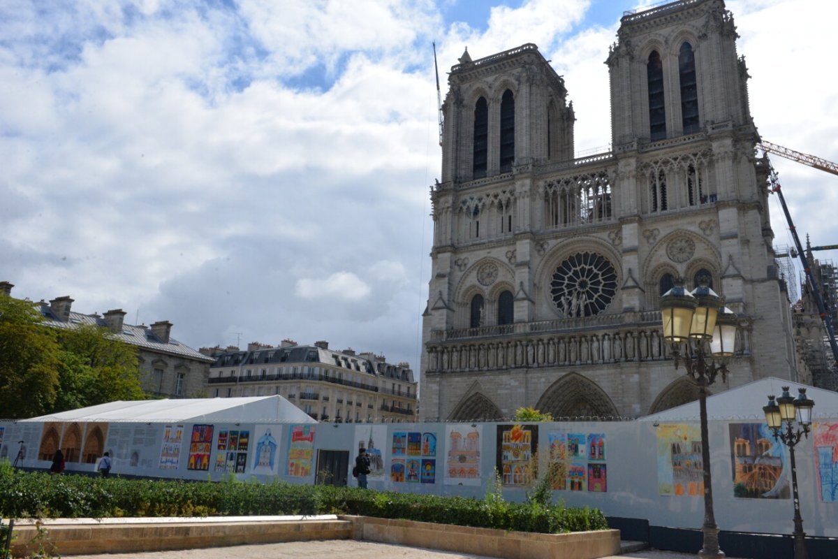 Parvis de Notre-Dame de Paris. © Marie-Christine Bertin / Diocèse de Paris.