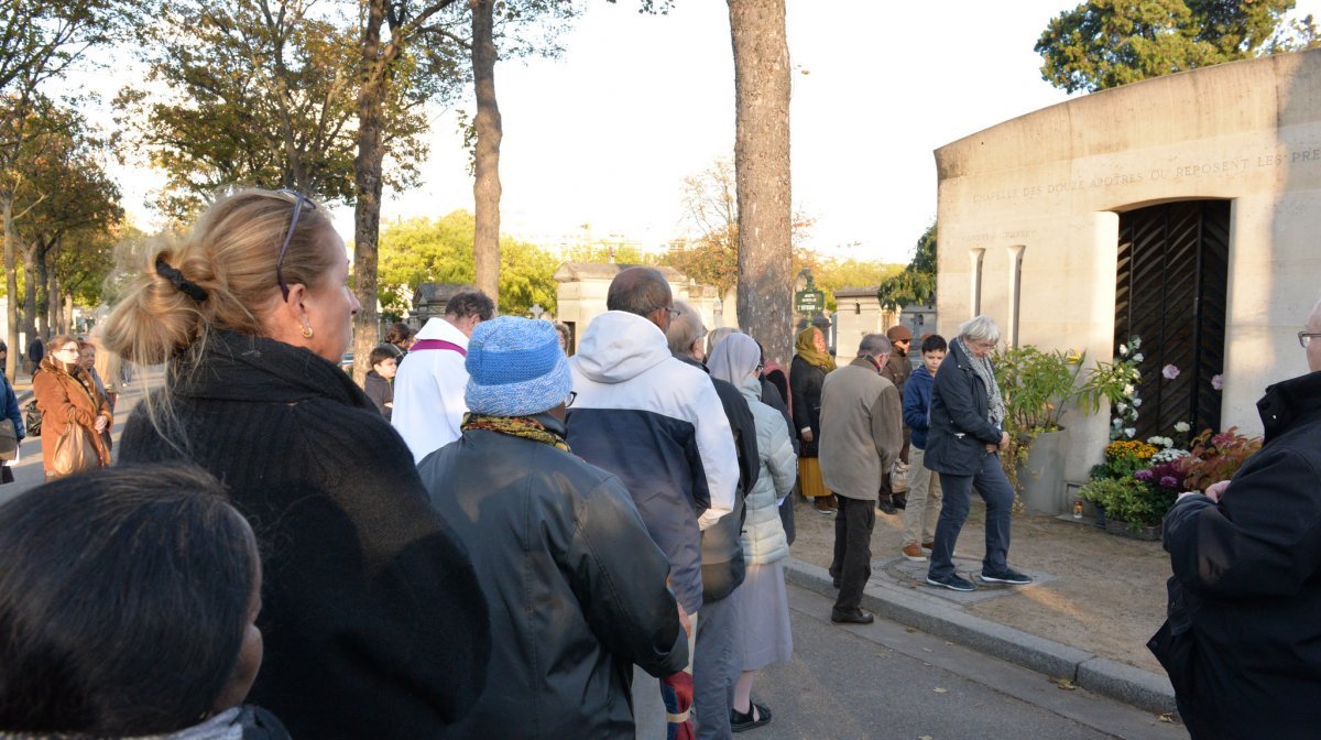 Prière pour les prêtres défunts au cimetière Montparnasse 2018. © Marie-Christine Bertin / Diocèse de Paris.