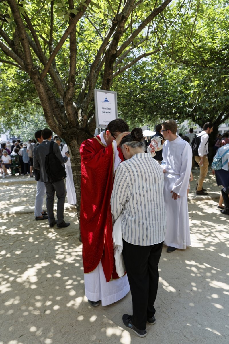 Bénédiction dans les jardins. © Yannick Boschat / Diocèse de Paris.