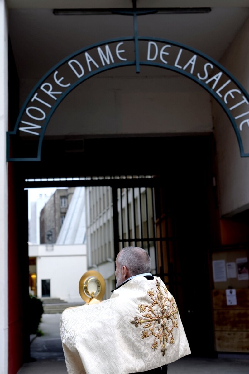 Bénédiction du quartier de Notre-Dame de la Salette. © Trung Hieu Do / Diocèse de Paris.