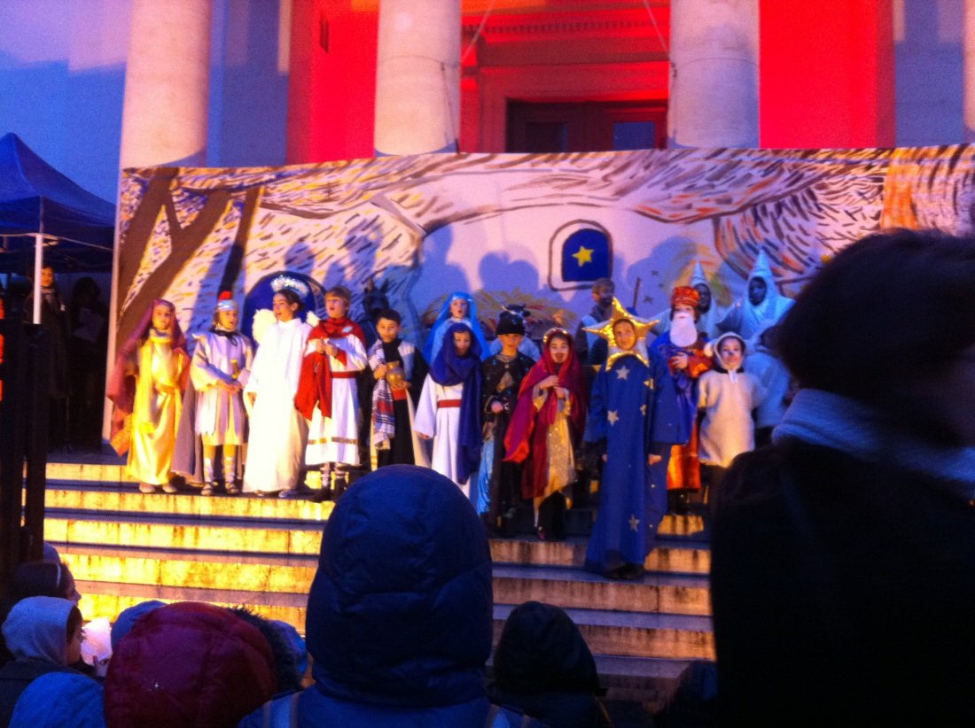 Crèche vivante et chants de Noël devant Sainte-Marie des Batignolles (17e). © Ariane Rollier / Diocèse de Paris.