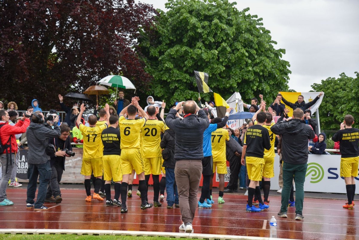 Match de football : Sélection Nationale de prêtres vs Variété Club de France. © François-Régis Salefran.