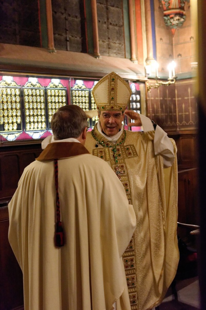 Le nouvel archevêque se vêt des habits liturgiques. © Yannick Boschat / Diocèse de Paris.