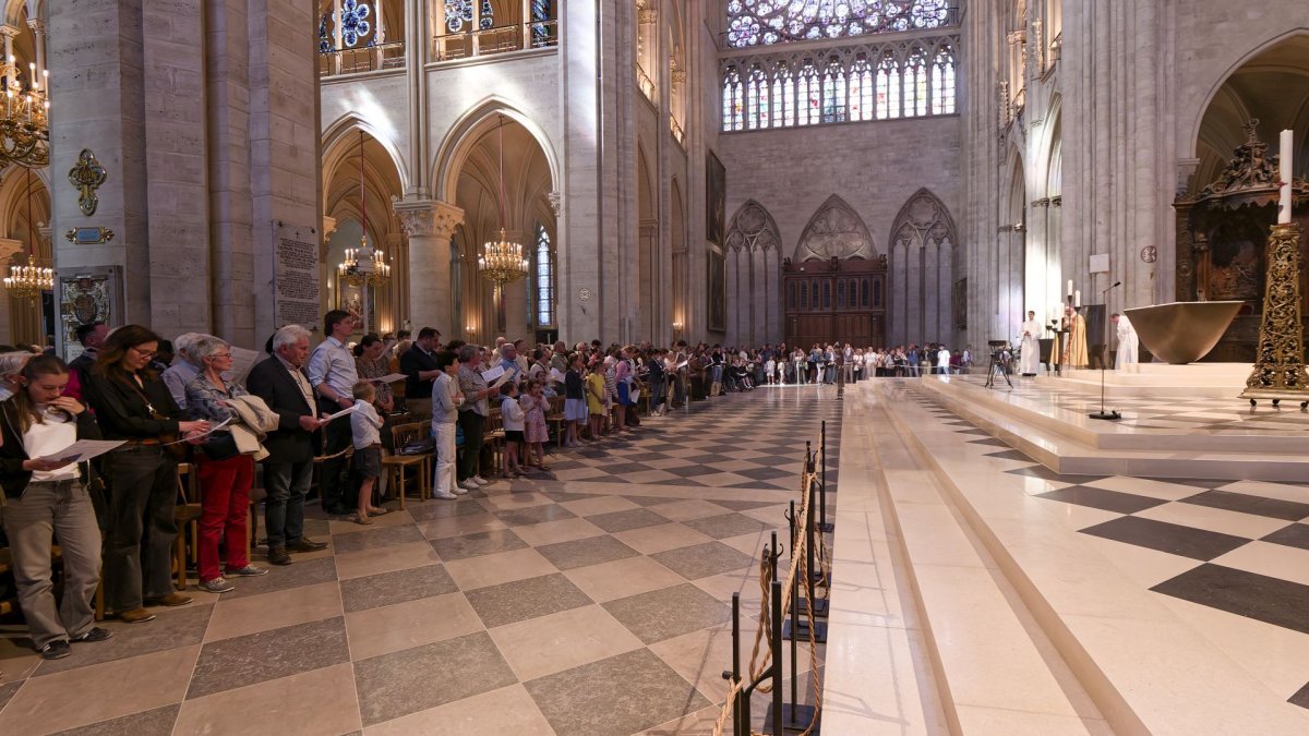 Vêpres à Notre-Dame de Paris à l'arrivée de la marche pour les vocations. © Yannick Boschat / Diocèse de Paris.