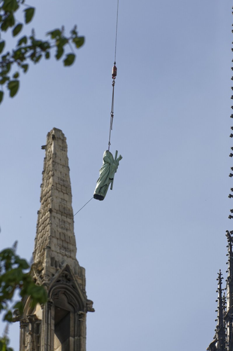 Dépose des 16 statues de la flèche de Notre-Dame de Paris. © Yannick Boschat / Diocèse de Paris.