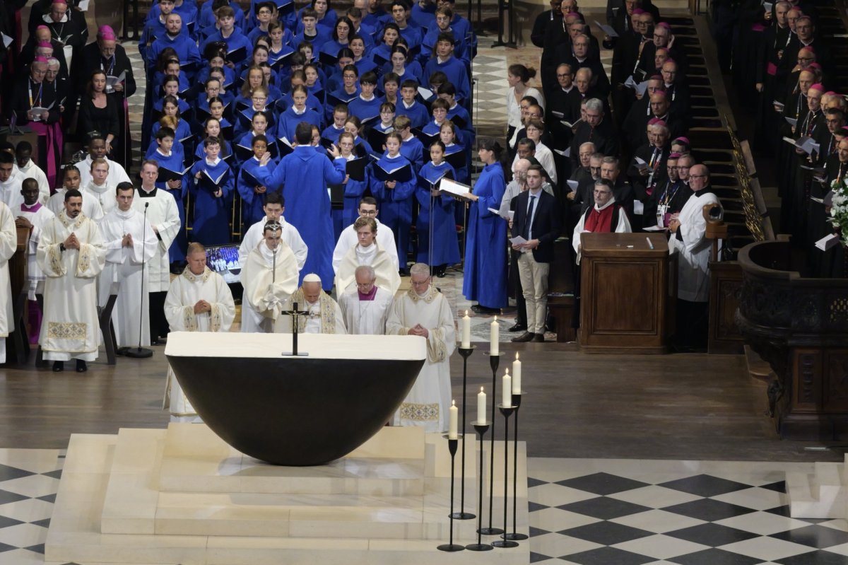 Prière des vêpres à Notre-Dame de Paris avec le Pape Léon XIV. © Yannick Boschat / Diocèse de Paris.