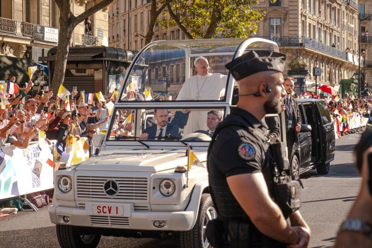 Trajet en papamobile du pape Léon XIV. © Gabriel Laroche / Diocèse de Paris.