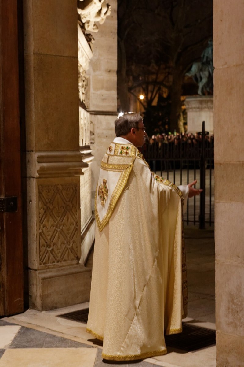 Accueil du nouvel archevêque par le doyen du Chapitre de la cathédrale. © Yannick Boschat / Diocèse de Paris.