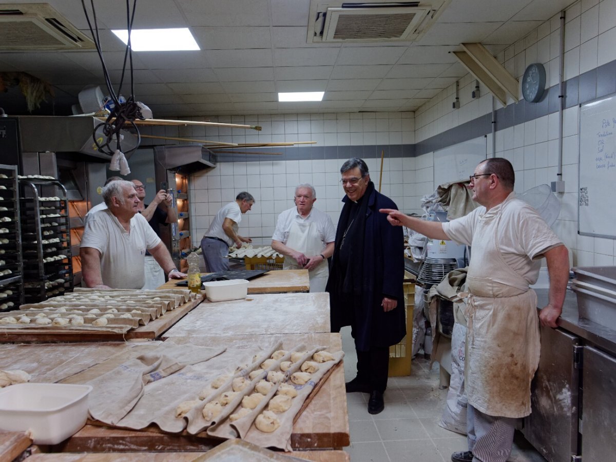 Préparation des petits pains de sainte Geneviève. Visite de Mgr Michel Aupetit, archevêque de Paris. © Yannick Boschat / Diocèse de Paris.