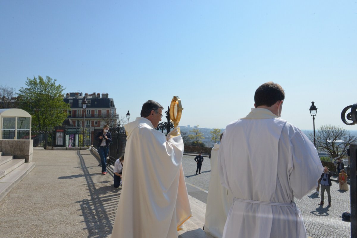 Bénédiction du Saint-Sacrement sur la ville. © Marie-Christine Bertin.