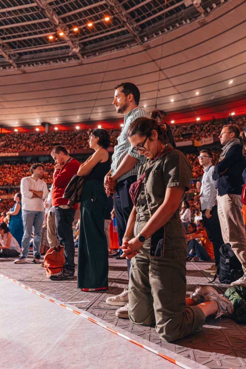 Jeunes en prière durant la veillée avec le Pape au Stade de France le 25 (…). © Valentin Duriez / Diocèse de Paris.