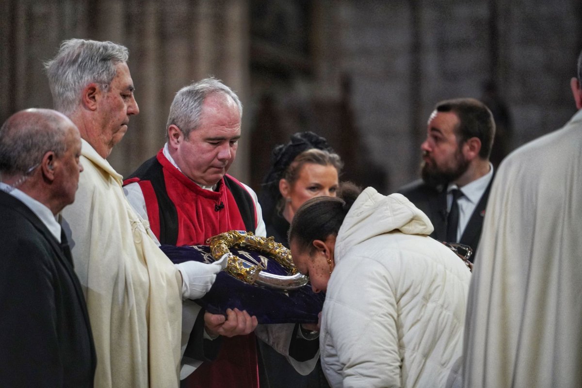 Vénération de la sainte Couronne d'épines le Vendredi saint 2026. © Illian Callé.