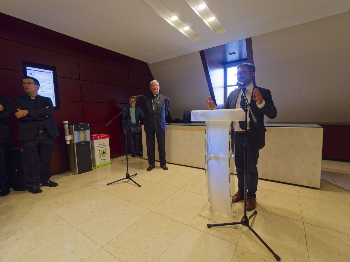 Dévoilement de la plaque donnant au Grand Auditorium le nom d'Aron (…). © Yannick Boschat / Diocèse de Paris.