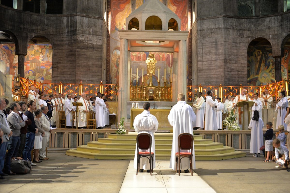 Ordinations diaconales en vue du sacerdoce 2019. Par Mgr Thibault Verny, évêque auxiliaire de Paris, le 8 septembre 2019 au Saint-Esprit. © Marie-Christine Bertin / Diocèse de Paris.