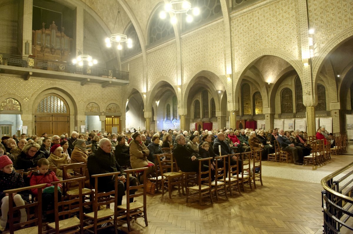 Accueil des reliques de sainte Geneviève à Saint-Léon (15e). © Trung Hieu Do / Diocèse de Paris.