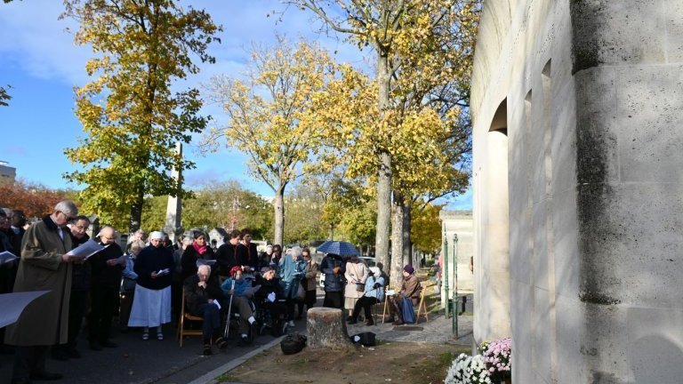 Prière pour les prêtres défunts au cimetière Montparnasse 2025