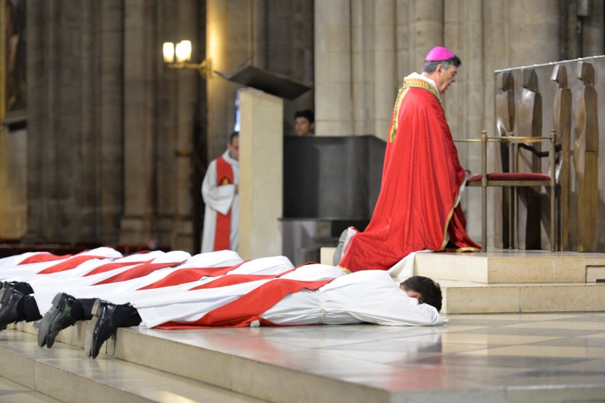 Prostration durant la litanie des saints. © Marie-Christine Bertin / Diocèse de Paris.