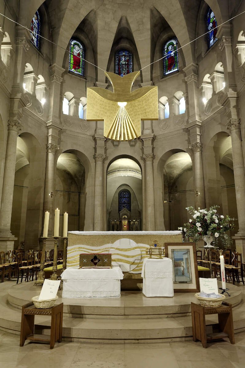 Vénération des reliques de sainte Geneviève à Saint-Lambert de Vaugirard. © Trung-Hieu Do / Diocèse de Paris.