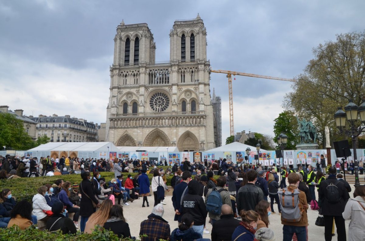 Marche vers Notre-Dame de Paris. © Michel Pourny.