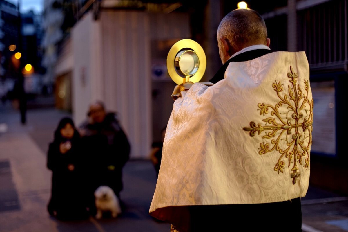 Bénédiction du quartier de Notre-Dame de la Salette. © Trung Hieu Do / Diocèse de Paris.