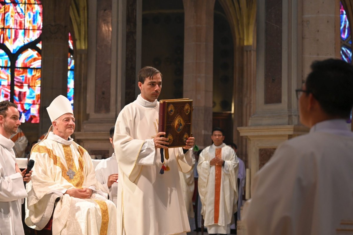 Ordinations diaconales en vue du sacerdoce à Saint-Séverin (5e). © Marie-Christine Bertin / Diocèse de Paris.