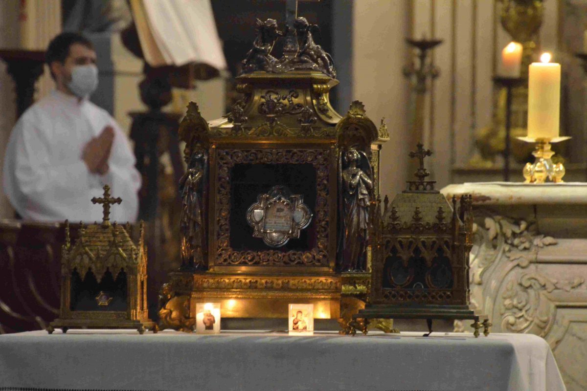 Accueil des reliques de sainte Geneviève à Saint-Louis en l'Île. © Michel Pourny / Diocèse de Paris.