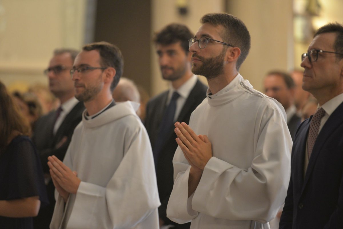 Ordinations diaconales en vue du sacerdoce à Saint-Ferdinand des Ternes (17e). © Marie-Christine Bertin / Diocèse de Paris.