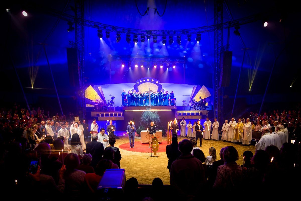 Messe de minuit sous le chapiteau du Cirque Gruss 2022. © Olivier Braj.