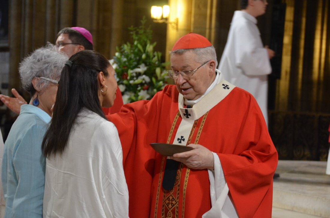 Onction par le Saint chrême. © Marie-Christine Bertin / Diocèse de Paris.