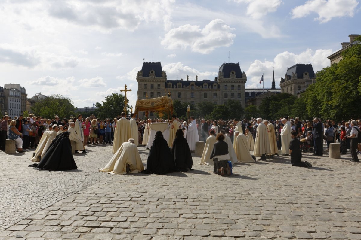 Procession à Notre-Dame de Paris. 