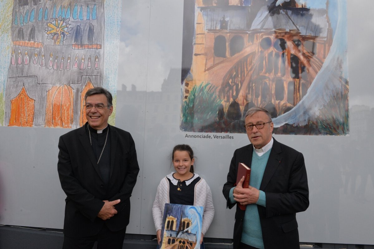 Inauguration de l'exposition de dessins au pied de la cathédrale. © Marie-Christine Bertin / Diocèse de Paris.