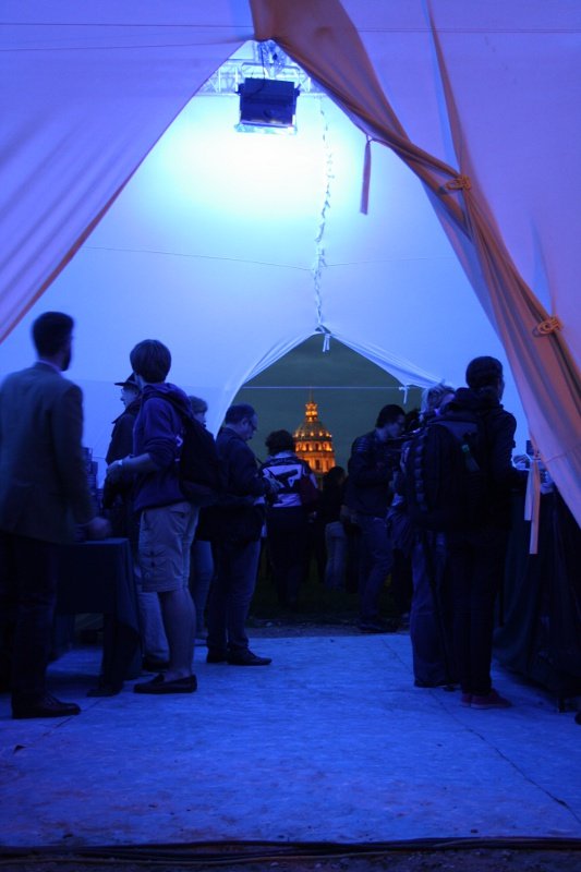 A l'intérieur du Cube, musique, tables de bar, boissons et barmen en (…). © Charlotte Reynaud.