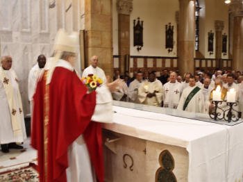 Messe en l'église Saint-Antoine de Jaffa. 