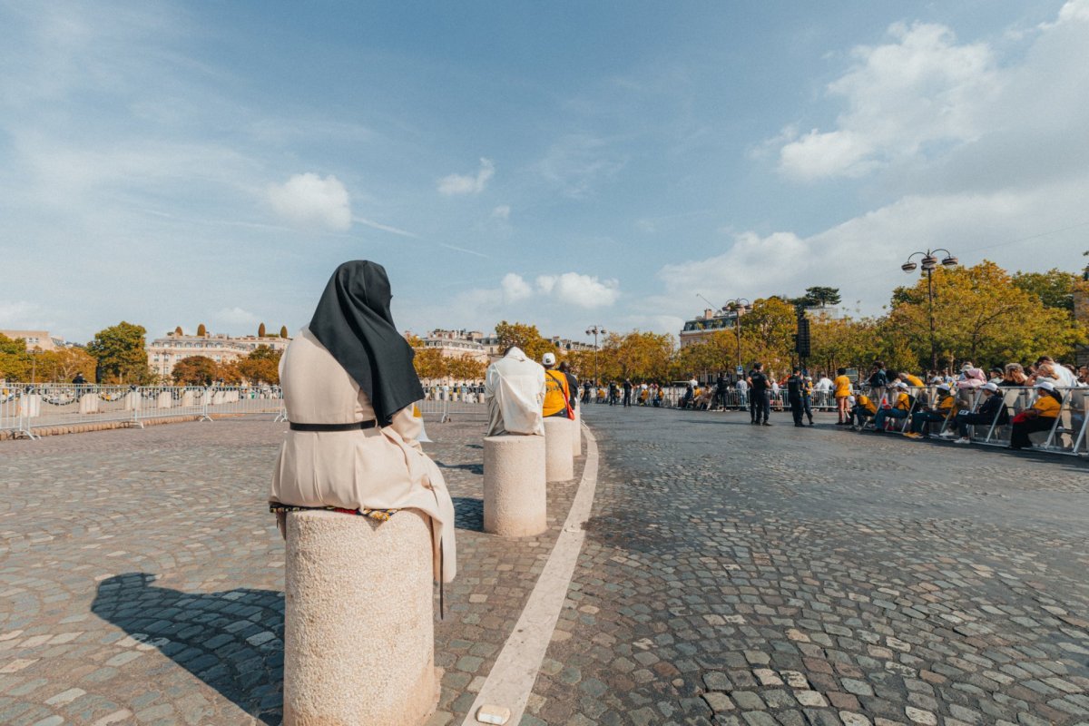 Pélerins en prière lors de la messe à la Concorde et sur les Champs-Élysées (…). © Valentin Duriez / Diocèse de Paris.