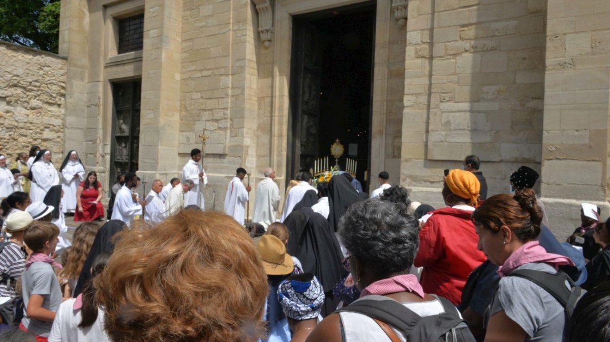 Procession de la Fête-Dieu. © Marie-Christine Bertin / Diocèse de Paris.