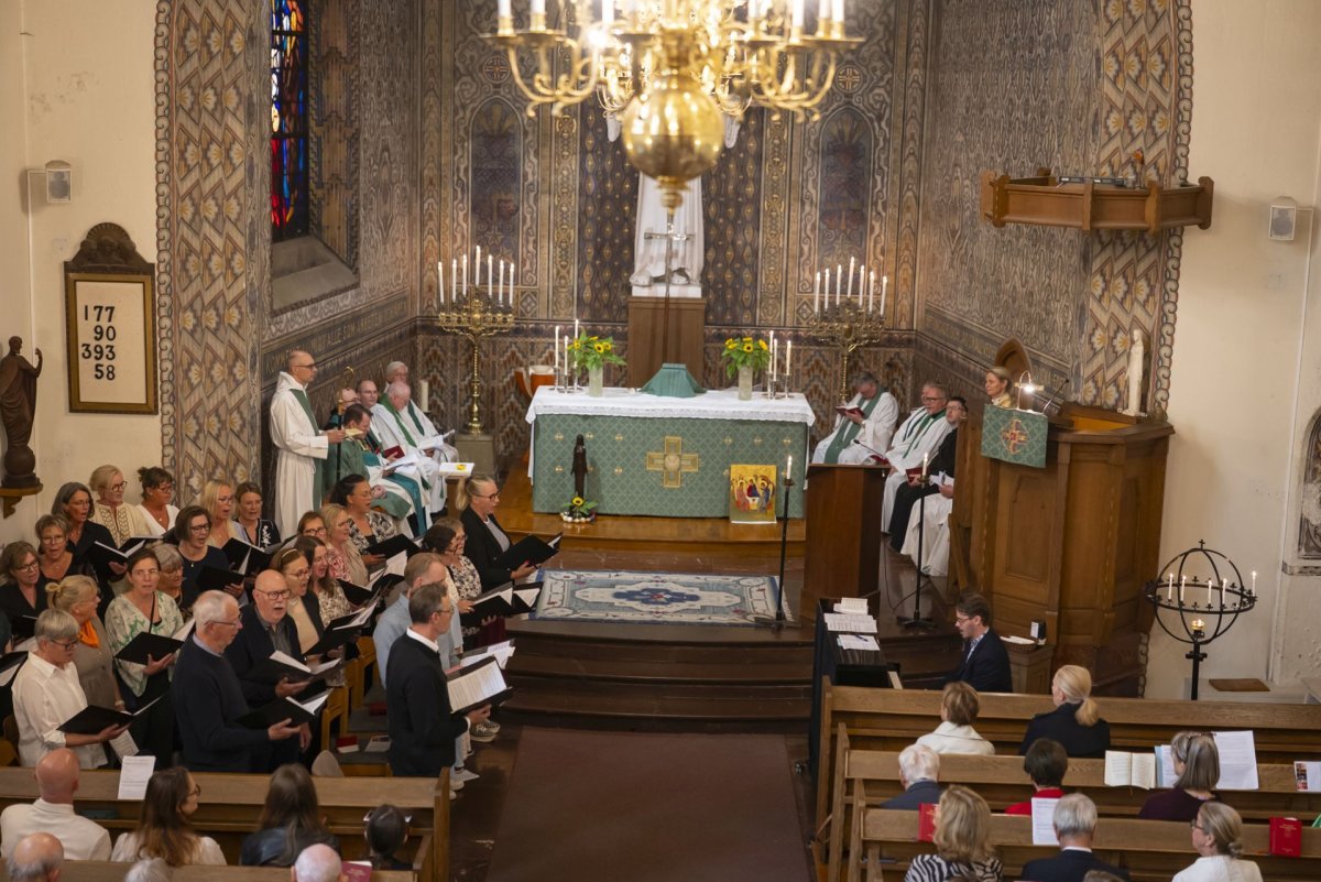 Au-revoir des pasteurs de l'Église suédoise. © Alexander Lamy Och.