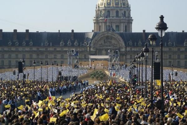 Septembre : Visite de Benoît XVI. Messe sur l'esplanade des Invalides. 